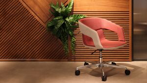 Офисное кресло с низкой спинкой на крестовине с колесами